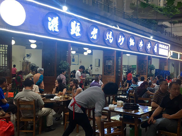 傳統(tǒng)火鍋一路走跌，灌縣老媽等串串香加盟卻逆勢(shì)走紅